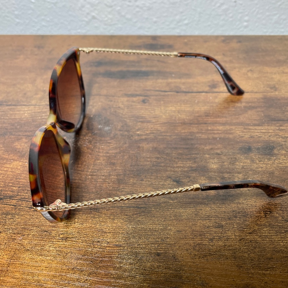 Foster Grant women’s Tortoise Shell Sunglasses with Gold arms - Picture 7 of 8